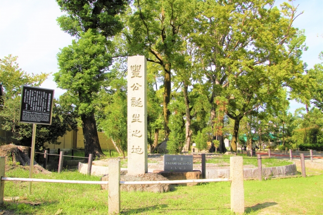 質トダ屋の近くにある豊公生誕之地